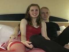 Süße 18 Jahre Altes Mädchen Dreht Seinen Ersten Porno
